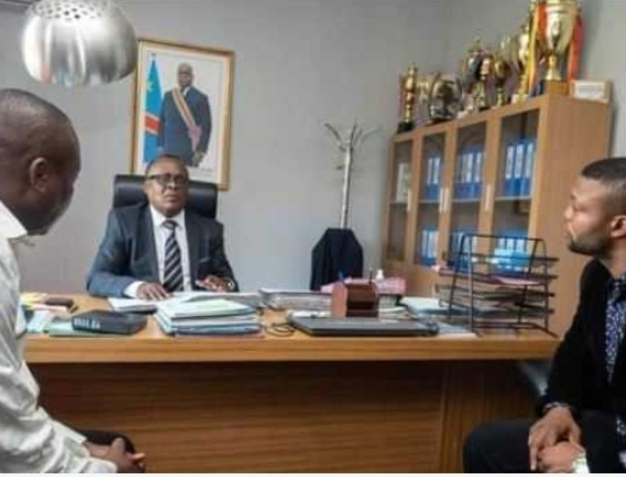 Junior Makabu avec le président de la Fédération congolaise de Box reçu par le ministre de sports et loisirs François Kabulo Mwana Kabulo.  Photo prise par la cellule de communication du ministre.  