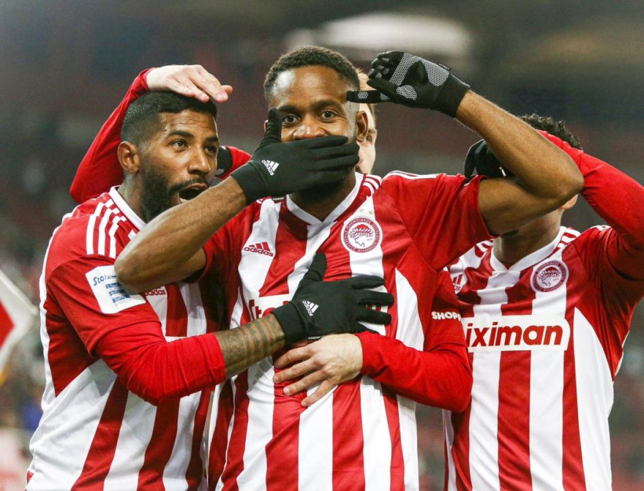 Cédric Bakambu en plaine célébration de but.