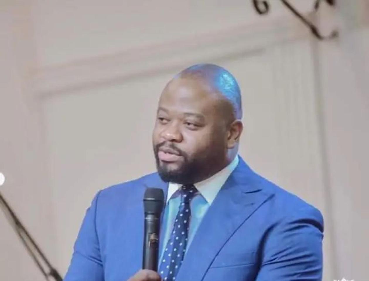Kinshasa, Pasteur Moïse MBIYE en pleine prédication à l'église « Cité Béthel », 2021.