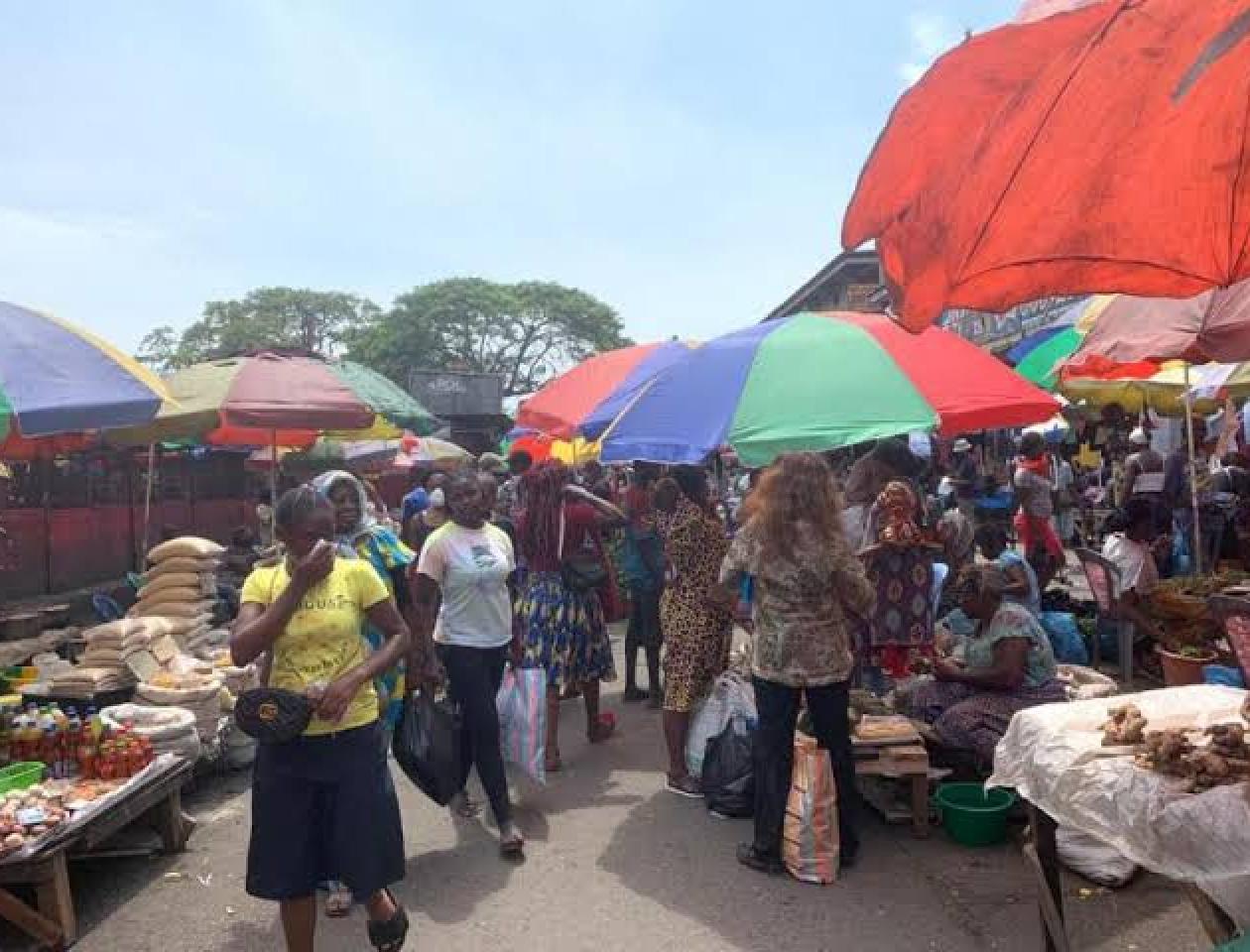 Marché Central de Kinshasa avec  les vendeurs le long des rues 