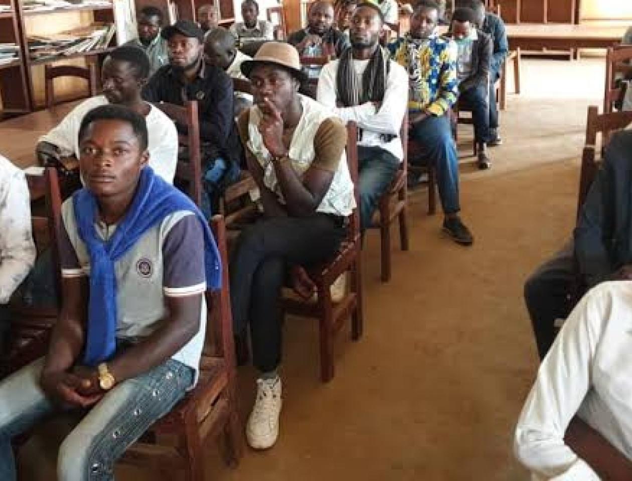 Les membres de l'ONG Lisanga Pona Congo ya Sika assis,  écoutant un intervenant 