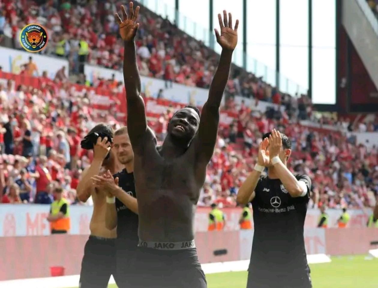 Silas KATOMPA ( au milieu) en train de célébrer la victoire de son équipe
