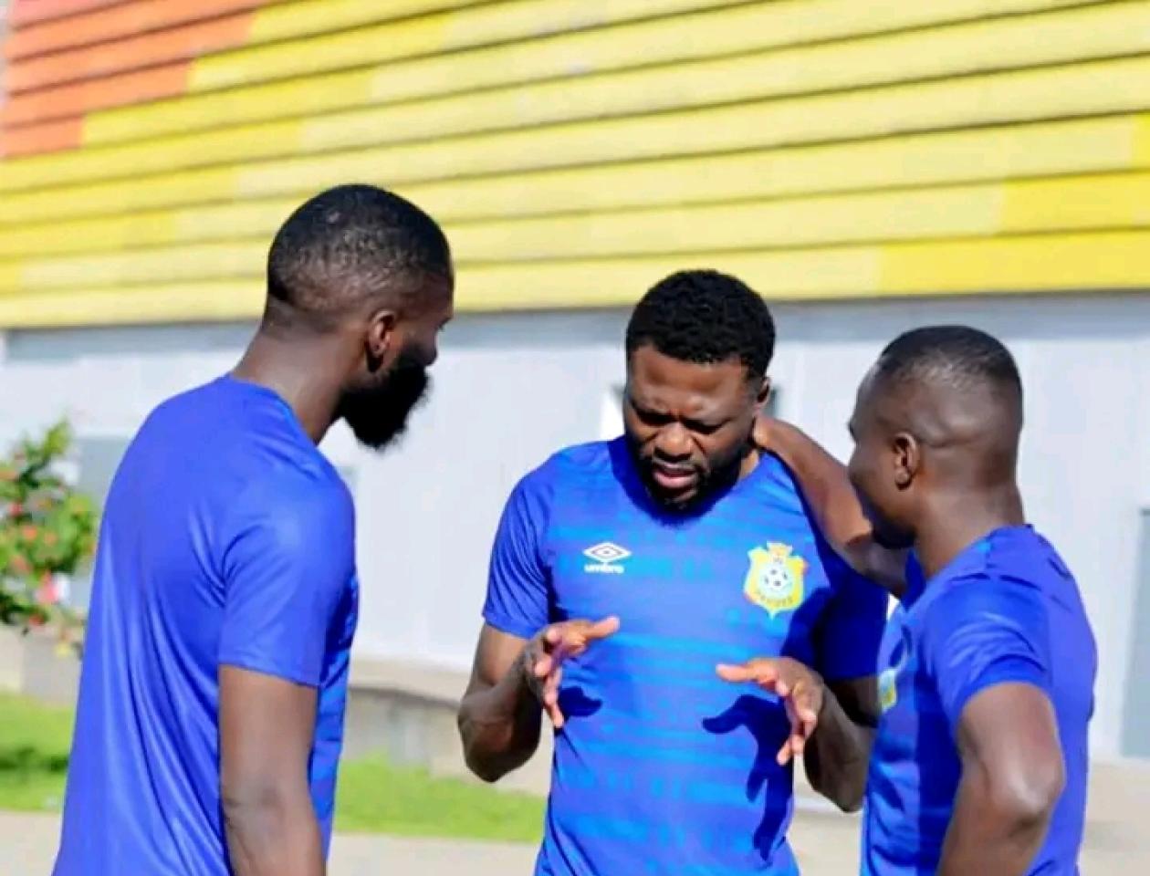À Douala au Cameroun pendant une séance d'entraînement des Léopards, le capitaine de l'équipe, Chancel Mbemba ( au milieu) est en train de discuter avec Chadrac Akolo (à droite) et Arthur Masuaku (à gauche) 