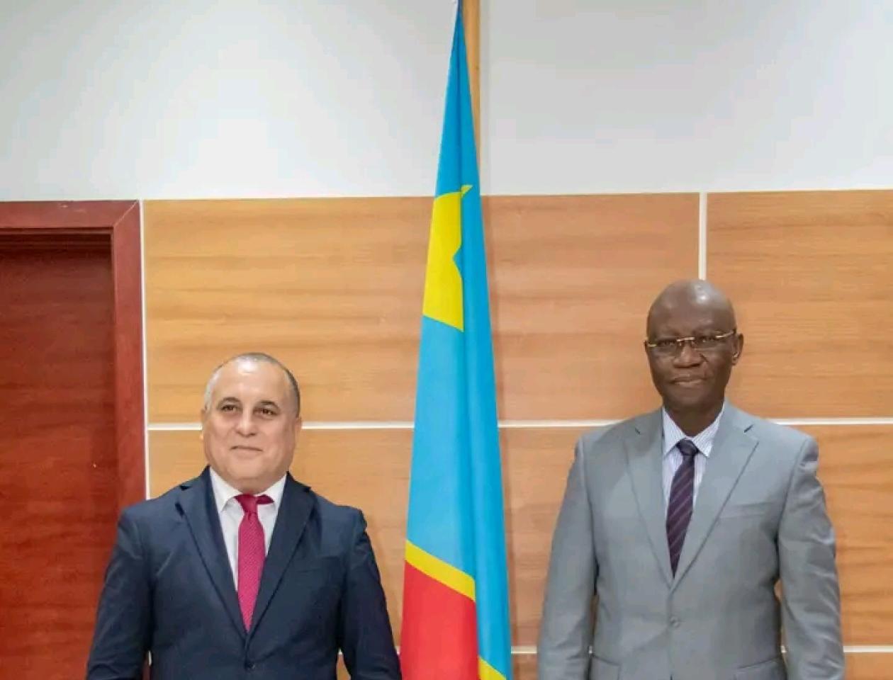 Le Ministre de la santé, hygiène et prévention en compagnie de l'ambassadeur de la Tunisie après un échange sur la coopération entre les deux pays en matière de la santé 