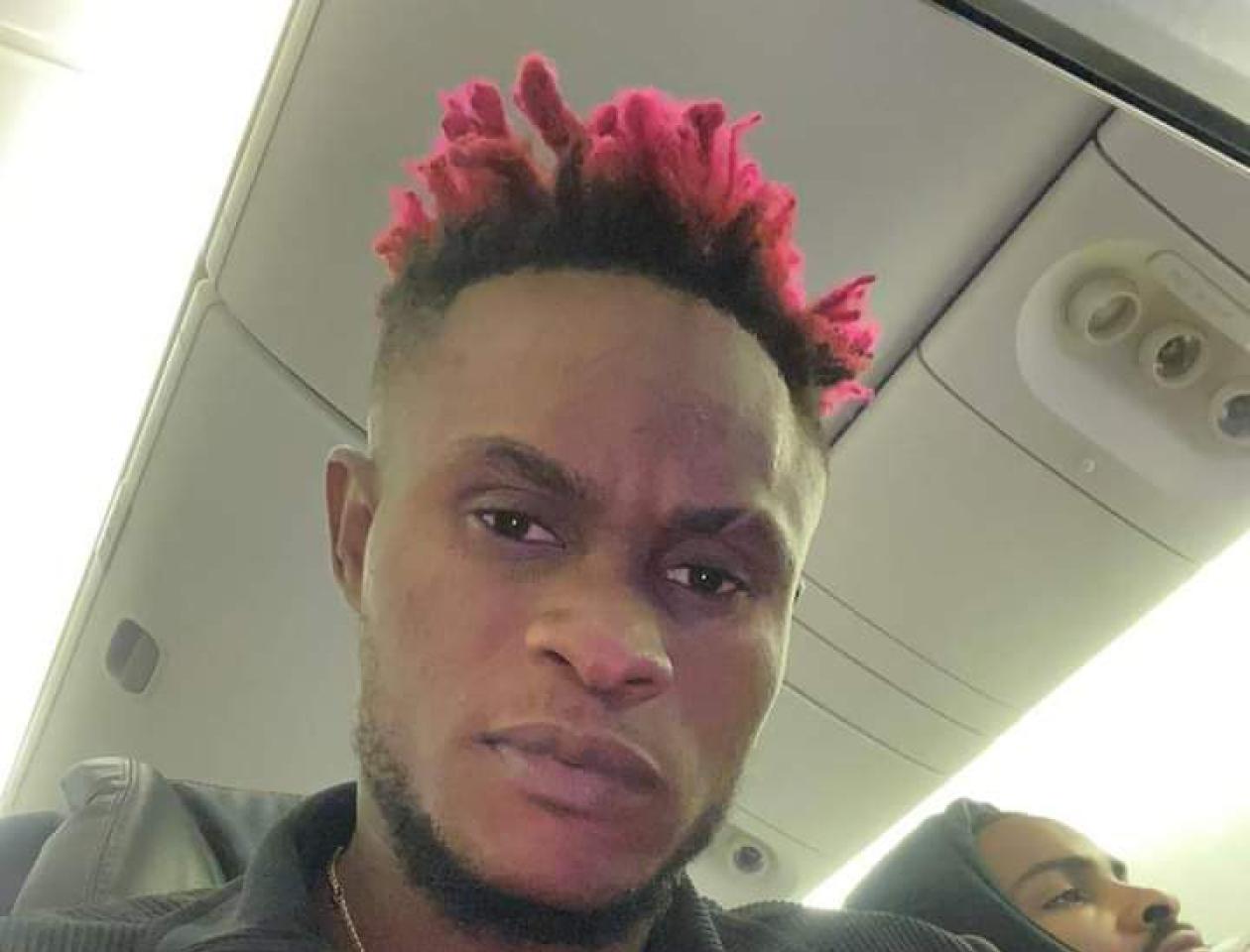Jonathan Ikangalombo dans l'avion afin vers la Danemark 
