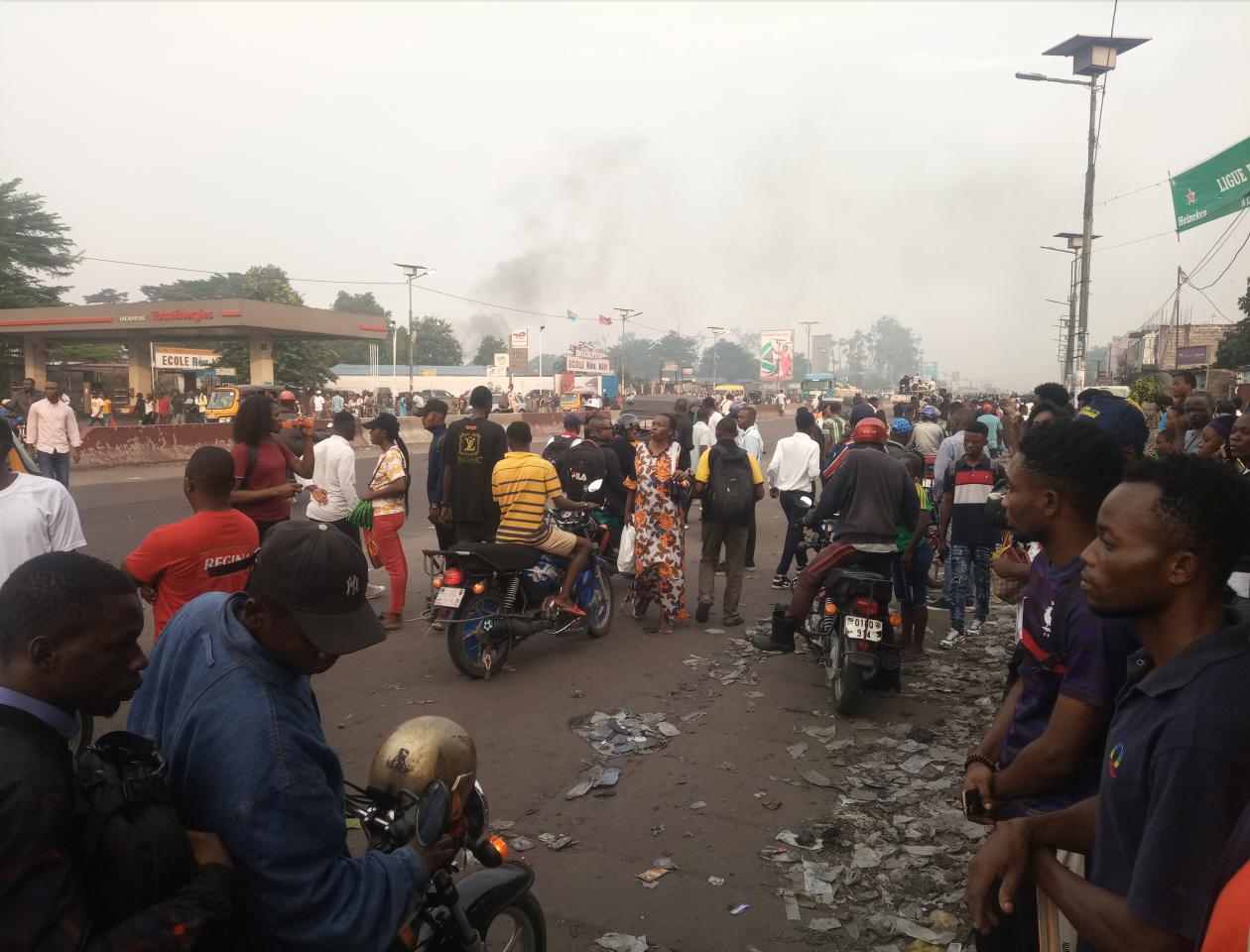 Difficulté de transport observée au quartier 1 dans la commune de N'djili, sur le boulevard Lumumba. 