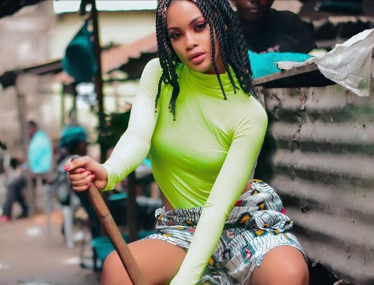 L'artiste musicienne rebo tschulo dans son clip "biloko" 