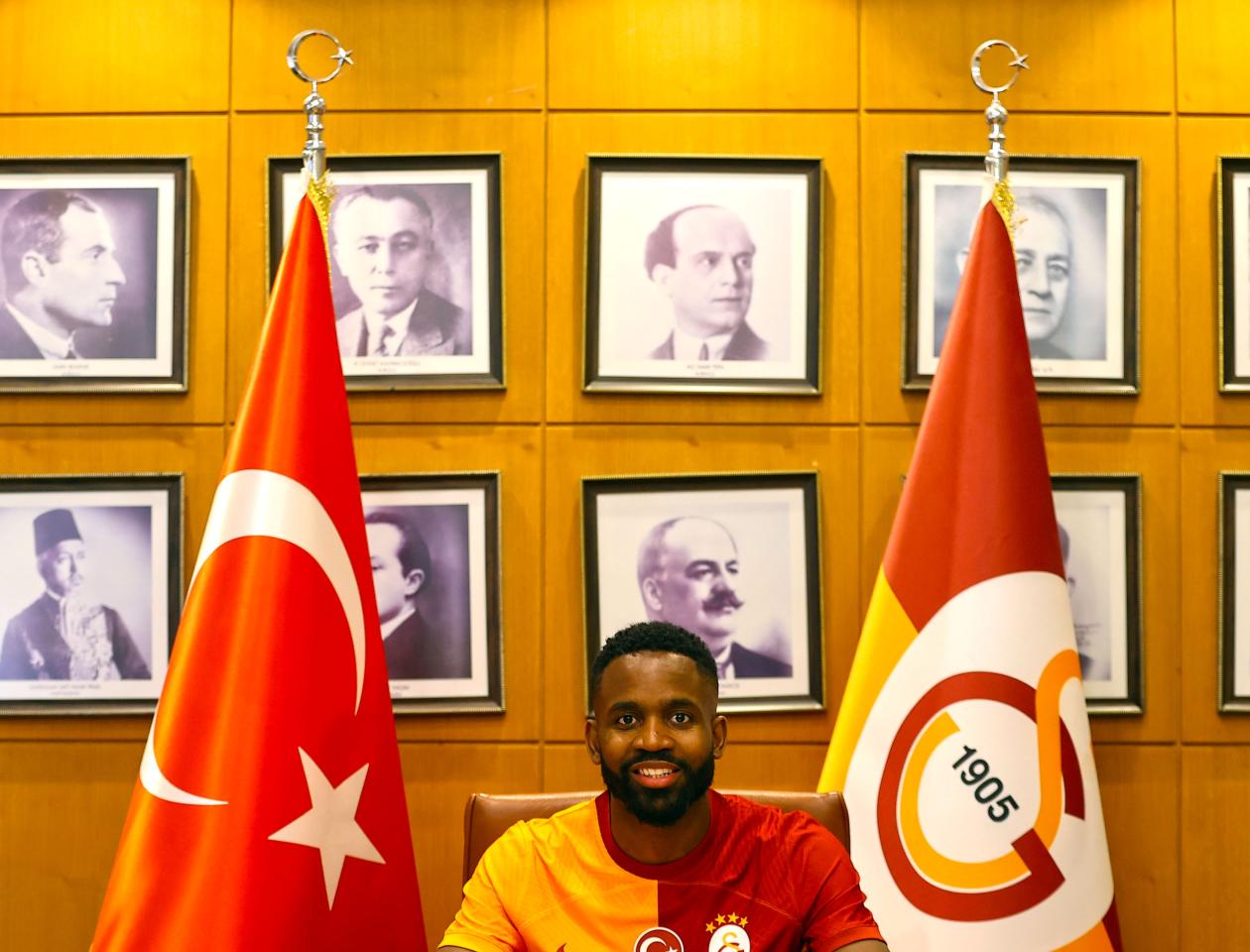 Cédrick Bakambu signé son intégration à Galatasaray/photo tweeter de Galatasaray 