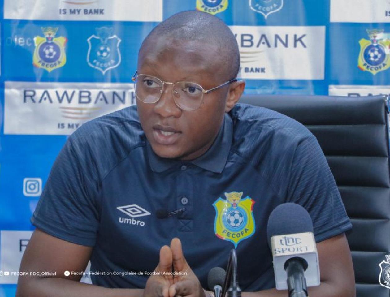 Le sélectionneur Guy Bukasa lors de la conférence de presse au siège de la Fecofa à Kinshasa.