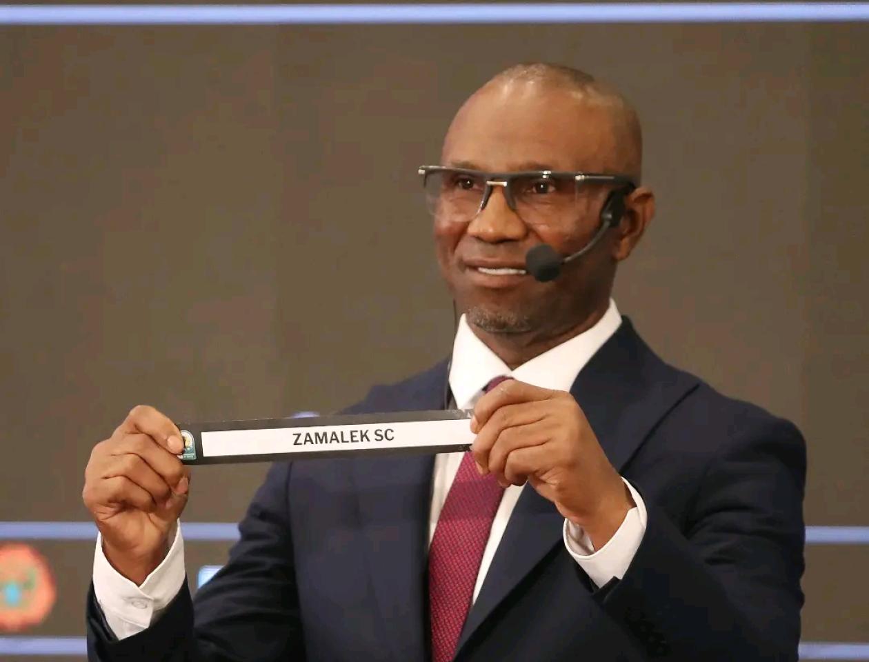 Florent Ibenge dans le siège de la CAF au Caire pendant le tirage au sort