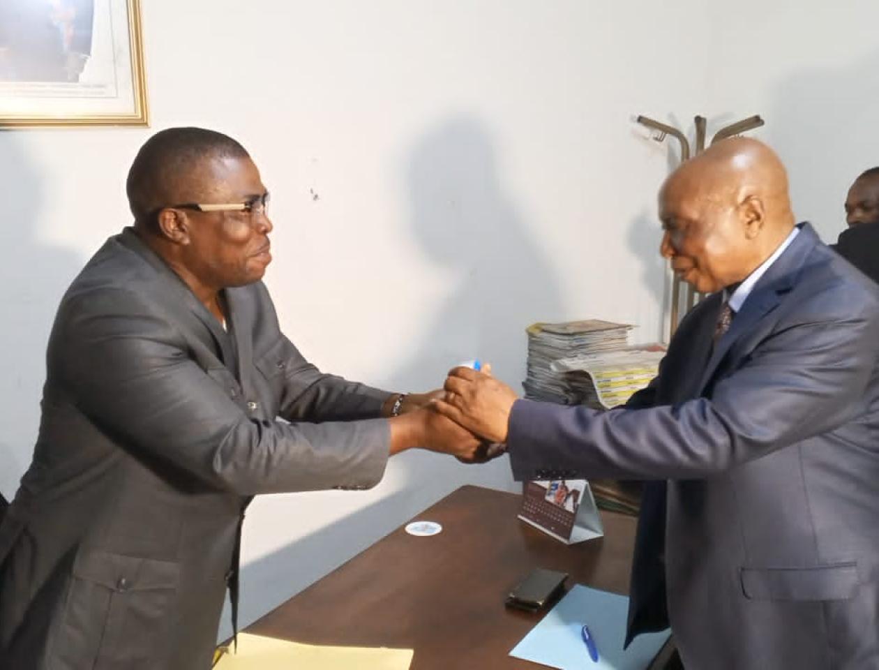 Remise et reprise entre le président entrant et sortant de l'UNPC à Kinshasa. 